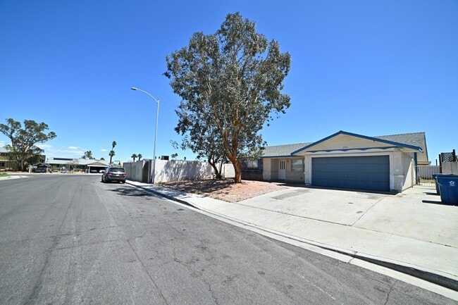 6905 Singing Dunes Ln in Las Vegas, NV - Building Photo - Building Photo