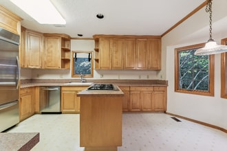 8740 SW Birchwood Rd in Portland, OR - Foto de edificio - Building Photo