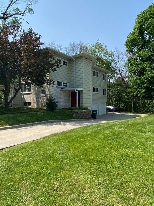 3021 Woodland St in Ames, IA - Foto de edificio