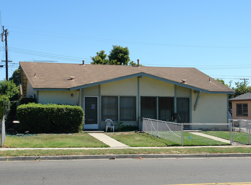 5980-5988 Woodland St in Ventura, CA - Foto de edificio