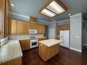 1893 Autumn Hill Ln in Chico, CA - Foto de edificio - Building Photo