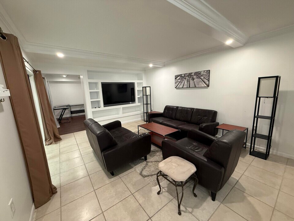 2410 24th Ln in Palm Beach Gardens, FL - Building Photo