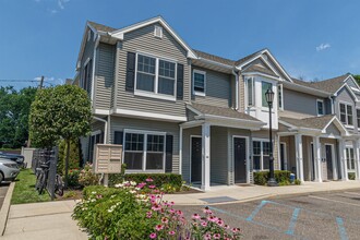 1C1 Robert Ct in Amityville, NY - Building Photo - Building Photo