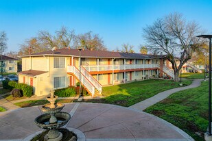Courtyard Village in West Sacramento, CA - Building Photo