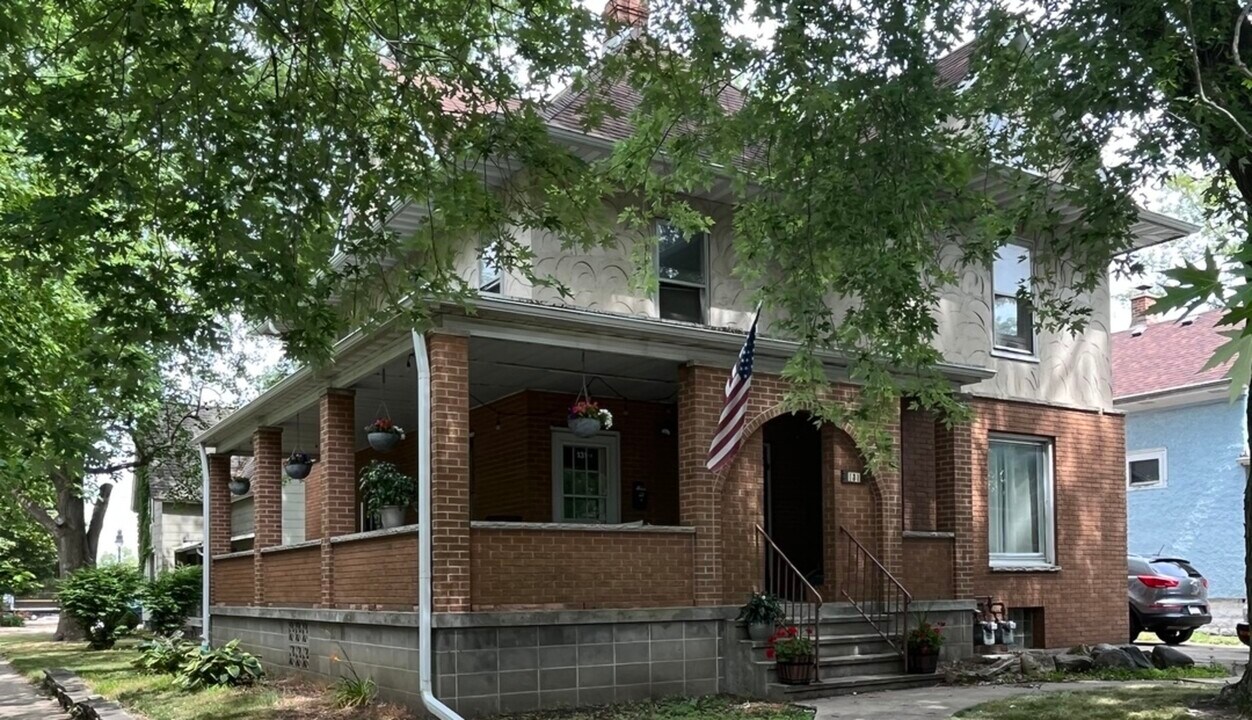 131 S 7th St in Dekalb, IL - Building Photo