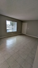 815 N Peach Ave, Unit 210 in Fresno, CA - Building Photo - Building Photo