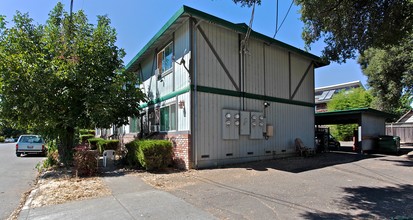 404 Lake St in Cloverdale, CA - Building Photo - Building Photo