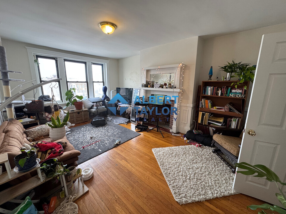 1682 Commonwealth Ave, Unit 4 in Boston, MA - Foto de edificio