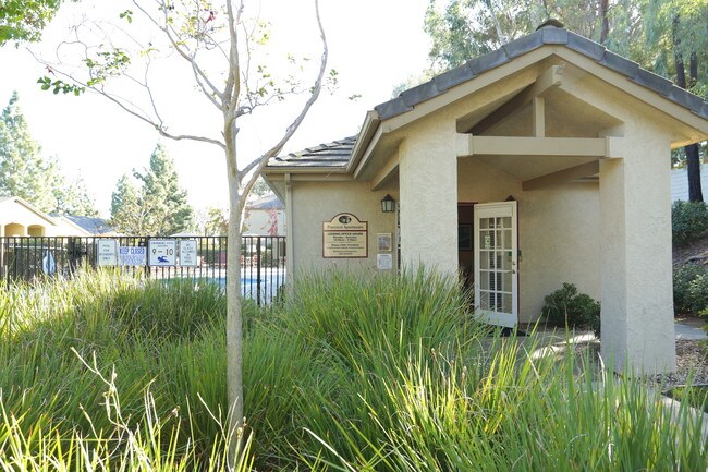 REC Properties DBA Pinecrest in Fallbrook, CA - Foto de edificio - Building Photo