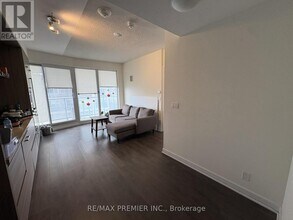 2221 Yonge St in Toronto, ON - Building Photo - Building Photo