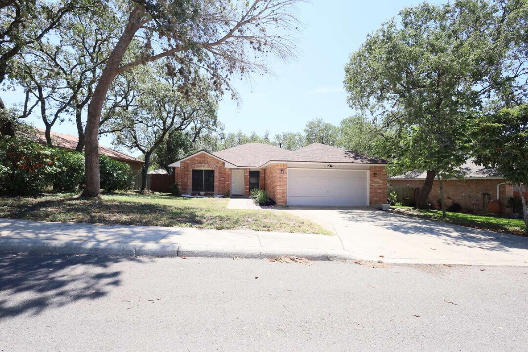 8605 Wood Peak in San Antonio, TX - Building Photo