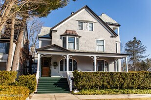 588 N Broadway in Saratoga Springs, NY - Building Photo