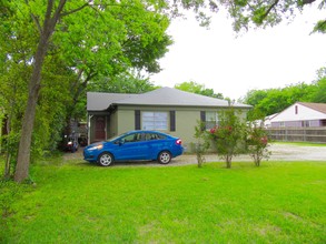 411 S Dooley St in Grapevine, TX - Building Photo - Building Photo