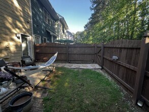 1018 Mica Lamp Ct in Apex, NC - Building Photo - Building Photo