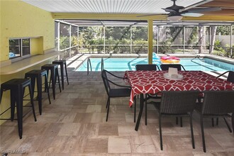 211 SE 46th St in Cape Coral, FL - Foto de edificio - Building Photo