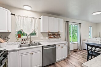 9101 Lakehurst Dr in Anchorage, AK - Building Photo - Building Photo