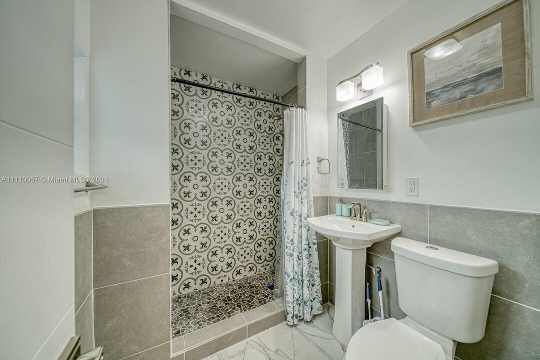 10011 SW 43rd St in Miami, FL - Building Photo