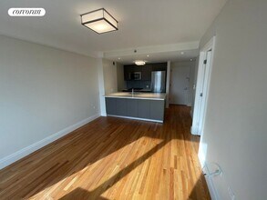 885 Grand St in Brooklyn, NY - Foto de edificio - Building Photo