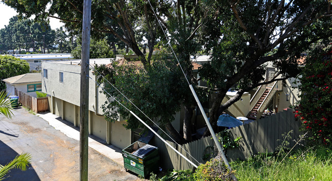 716 N Nevada St in Oceanside, CA - Foto de edificio - Building Photo