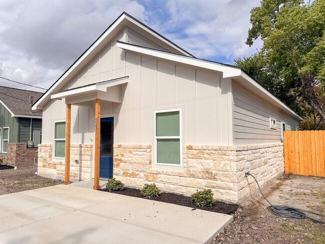 817 5th in Lockhart, TX - Building Photo - Building Photo