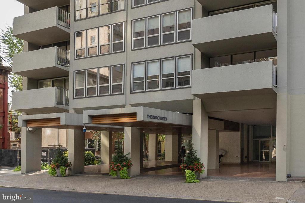 224-30 W Rittenhouse Square in Philadelphia, PA - Building Photo