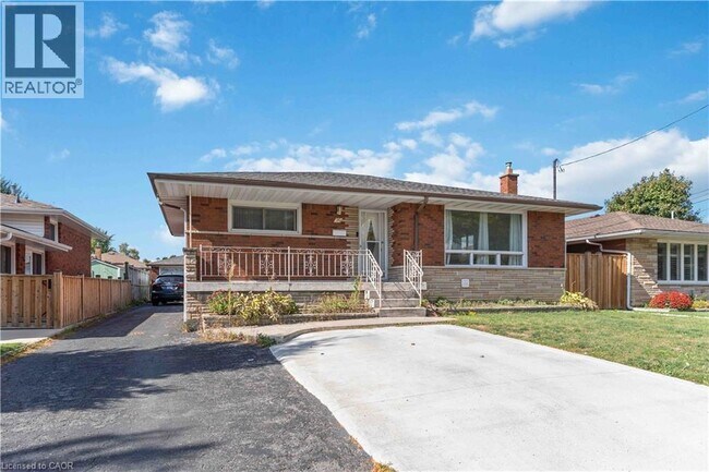 90 Rainbow Dr in Hamilton, ON - Building Photo - Building Photo