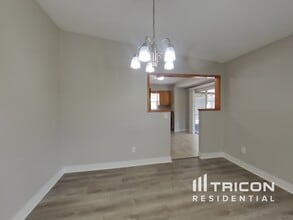 1020 Red Oak Cir in Brandon, FL - Building Photo - Building Photo