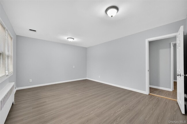 552 Old Country Rd in Plainview, NY - Building Photo - Building Photo