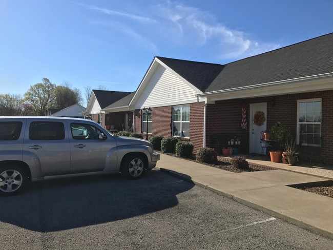 114 Doyle St in Cave City, KY - Foto de edificio - Building Photo