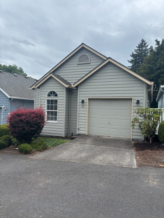 727 NE Dallas St in Camas, WA - Building Photo