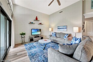 583 Beachwalk Cir in Naples, FL - Building Photo