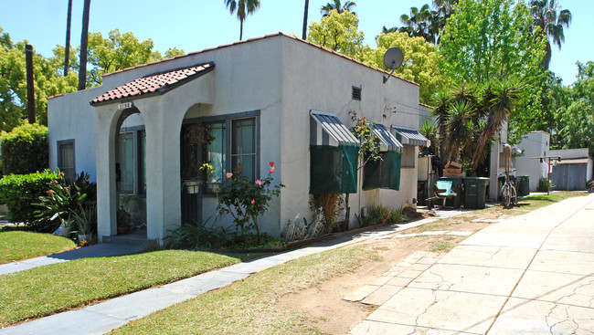 651-657 N Michigan Ave in Pasadena, CA - Foto de edificio - Building Photo