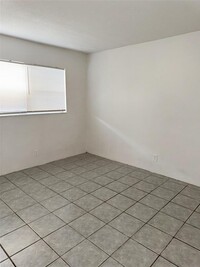 2420 Johnson St, Unit 102 in Hollywood, FL - Foto de edificio - Building Photo