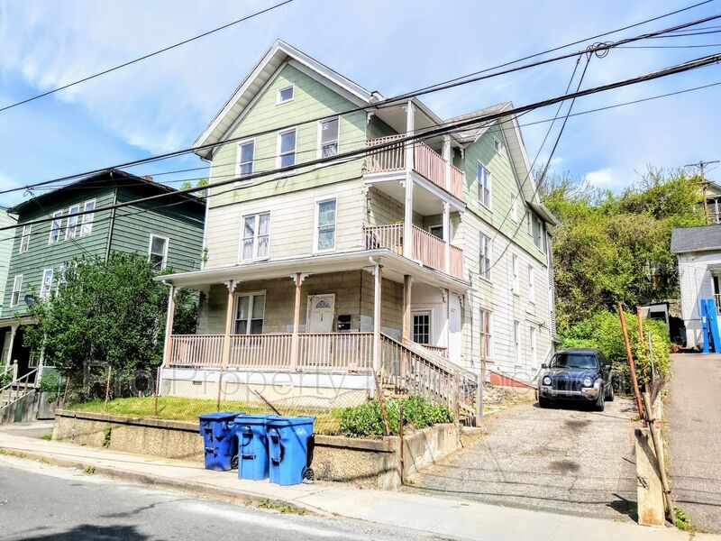 317 River St in Waterbury, CT - Building Photo