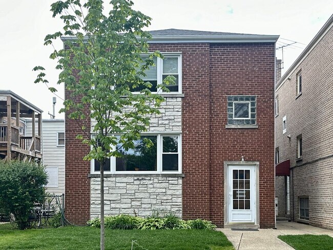 property at 2707 W Berwyn Ave