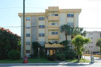 555 NW 72nd Ave in Miami, FL - Building Photo - Building Photo