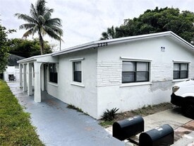 2226 Cody St in Hollywood, FL - Building Photo