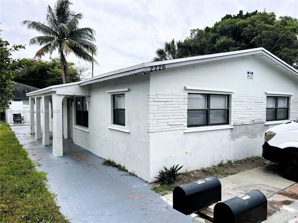 2226 Cody St in Hollywood, FL - Foto de edificio