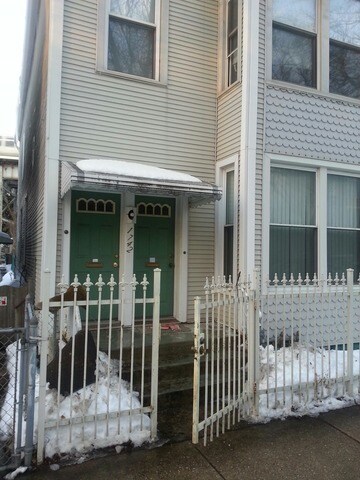 1742 W Roscoe St in Chicago, IL - Building Photo