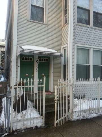property at 1742 W Roscoe St