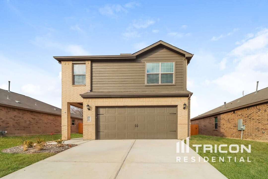 905 Clark Dr in Ferris, TX - Building Photo