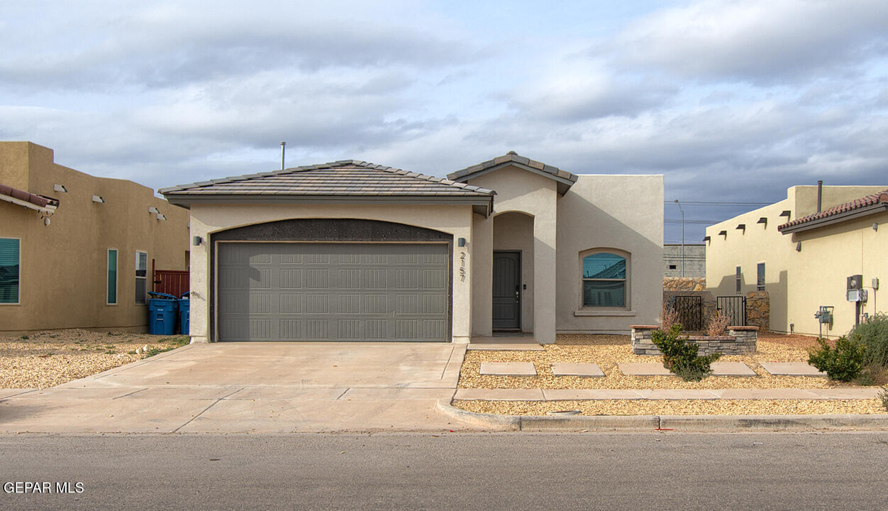 2157 Blue Vly in Socorro, TX - Building Photo