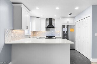 527 SE 6th Ave in Cape Coral, FL - Building Photo - Building Photo