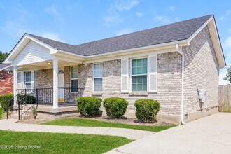 246 Beech Cliff Cir in Shepherdsville, KY - Foto de edificio - Building Photo