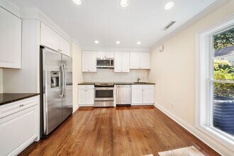 241 Weaver St in Greenwich, CT - Building Photo - Building Photo