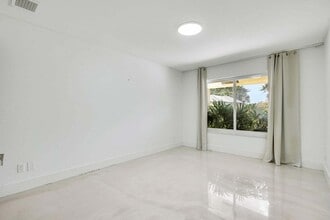 7351 Valencia Dr in Boca Raton, FL - Building Photo - Building Photo