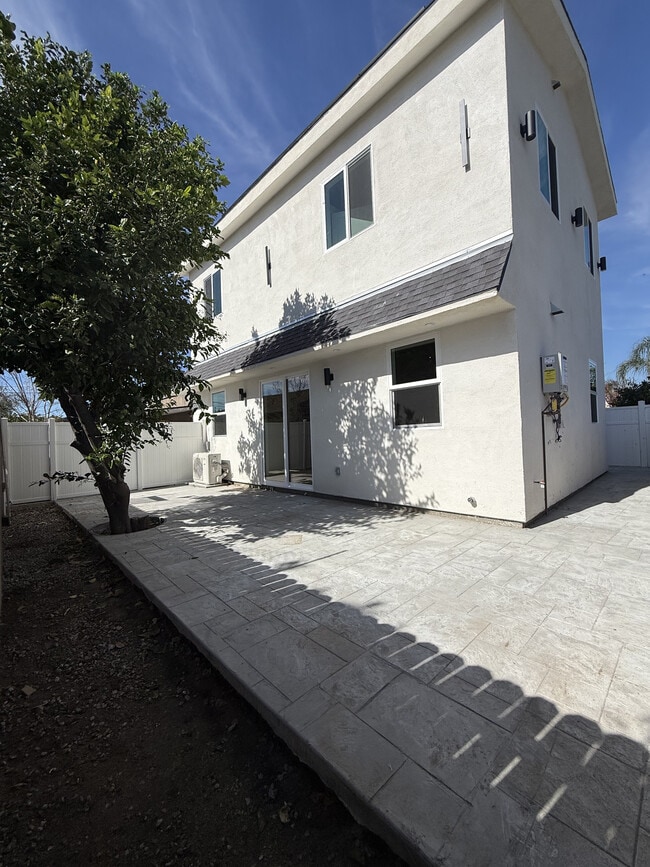 7806 Ferncola Ave in Sun Valley, CA - Foto de edificio - Building Photo