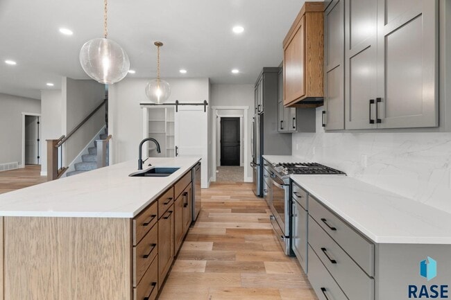 property at 1137 N Thompson Ave