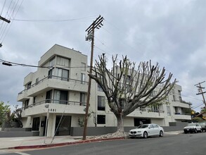 12401 Chandler Blvd in Valley Village, CA - Foto de edificio - Primary Photo