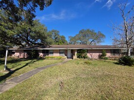 706 Maple St in Sweeny, TX - Building Photo